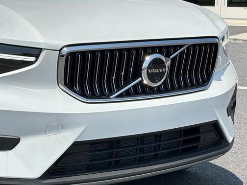2025 Volvo XC40 B5 Plus Bright Theme