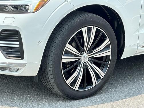 2023 Volvo XC60 B5 Ultimate Bright Theme