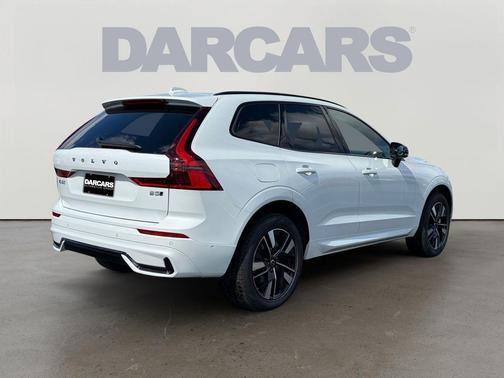 Crystal White Metallic 2026 Volvo XC60 B5 Plus