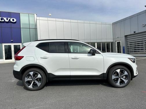 2025 Volvo XC40 B5 Plus Dark Theme