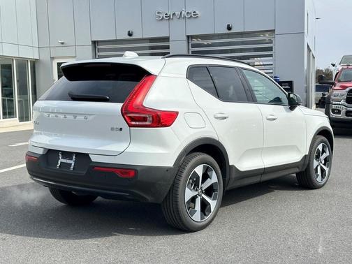 2025 Volvo XC40 B5 Plus Dark Theme