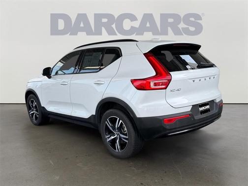 2023 Volvo XC40 B5 Plus Dark Theme