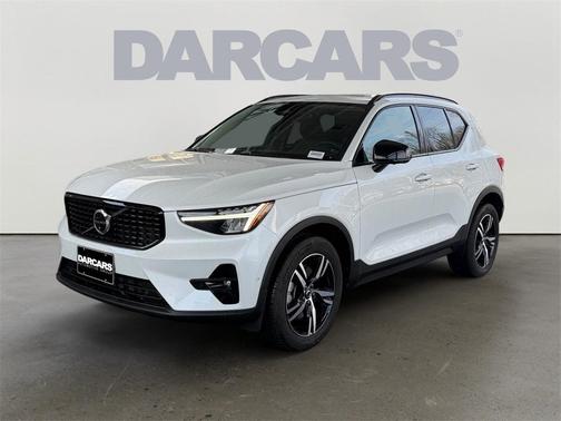 2023 Volvo XC40 B5 Plus Dark Theme