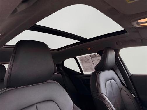 2023 Volvo XC40 B5 Plus Dark Theme