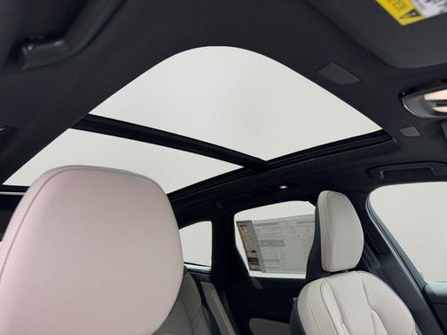 Crystal White Metallic 2026 Volvo XC60 B5 Plus