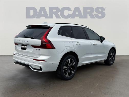 Crystal White Metallic 2026 Volvo XC60 B5 Plus