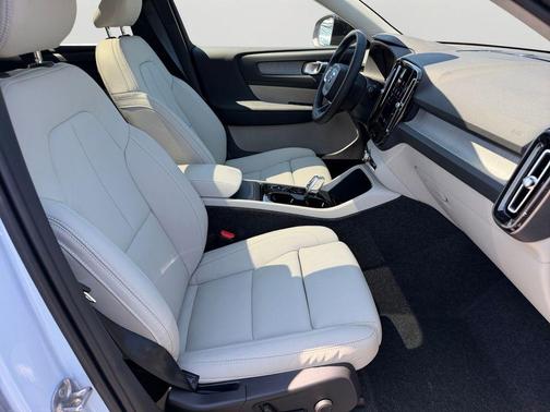 Cloud 9 White 2026 Volvo XC40 B5 Plus