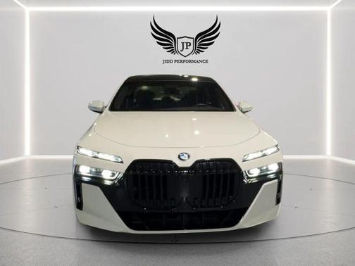 Alpine White 2023 BMW 760 i xDrive