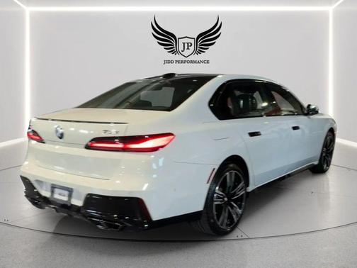 Alpine White 2023 BMW 760 i xDrive