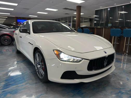 Bianco 2017 Maserati Ghibli S Q4