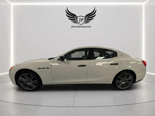 Bianco 2017 Maserati Ghibli S Q4