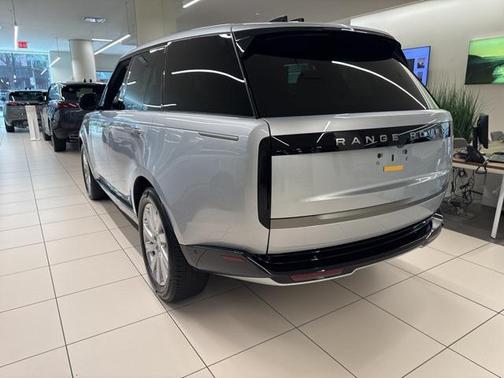 2025 Land Rover Range Rover P400 SE