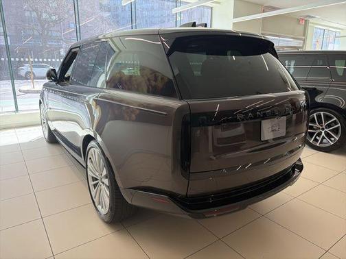 Charente Grey Prem Met 2026 Land Rover Range Rover P400 SE