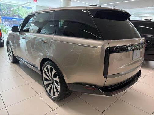 Batumi Gold Premium Metallic 2026 Land Rover Range Rover P400 SE