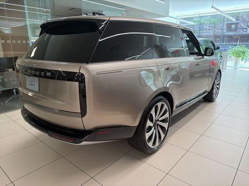 Batumi Gold Premium Metallic 2026 Land Rover Range Rover P400 SE