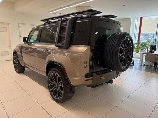 2025 Land Rover Defender 110 V8