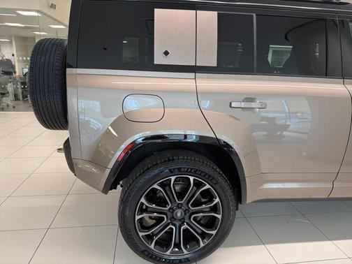 2025 Land Rover Defender 110 V8