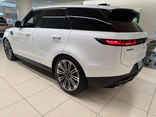 Ostuni Pearl Wht Prem Met 2026 Land Rover Range Rover Sport SE