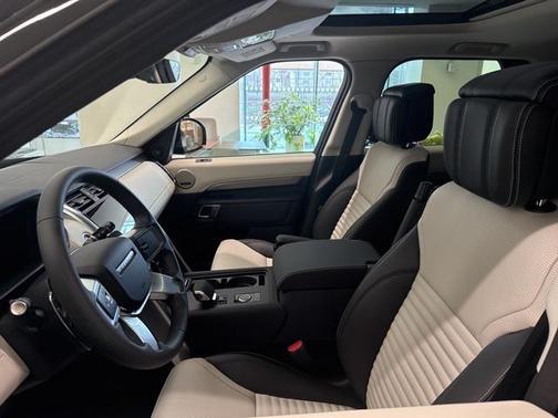 2025 Land Rover Discovery P300 Dynamic SE