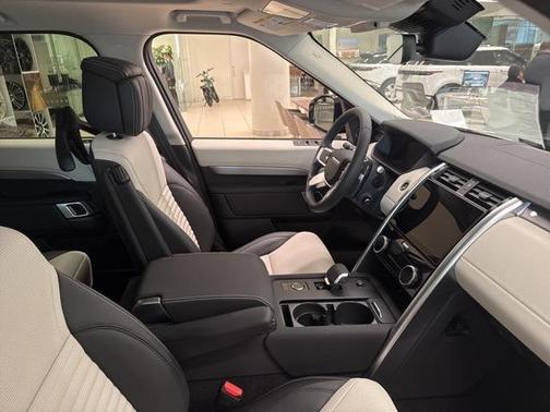 2025 Land Rover Discovery P300 Dynamic SE