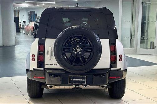 Hakuba Silver Metallic 2024 Land Rover Defender 110 P400 X-Dynamic SE