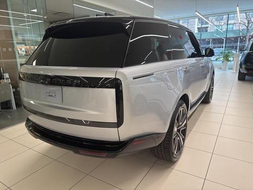 2025 Land Rover Range Rover P530 SE