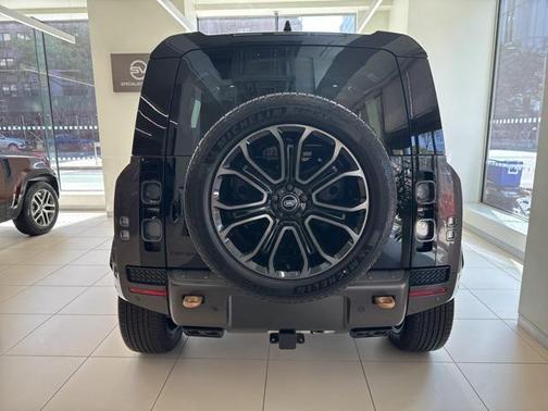 2025 Land Rover Defender 110 V8