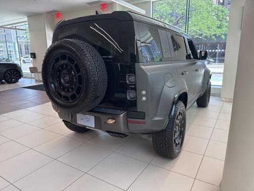 2025 Land Rover Defender 110 V8