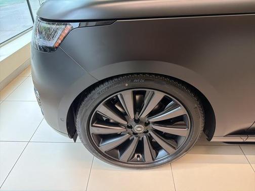 2025 Land Rover Range Rover P615 SV