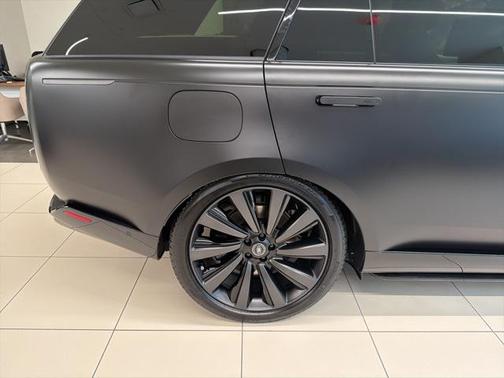 2025 Land Rover Range Rover P615 SV