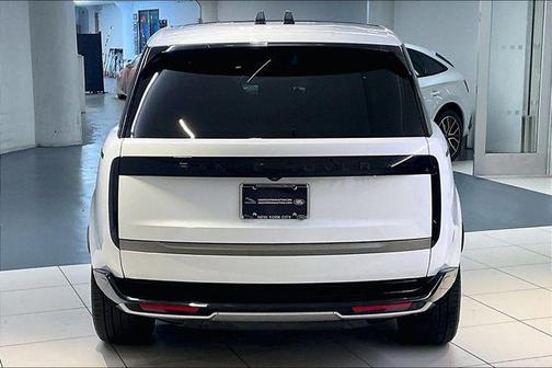 Fuji White 2024 Land Rover Range Rover P400 SE