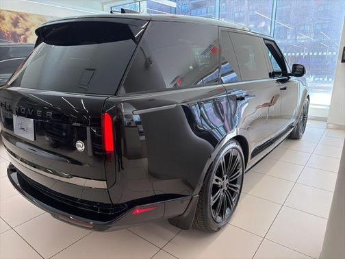 2026 Land Rover Range Rover P615 SV