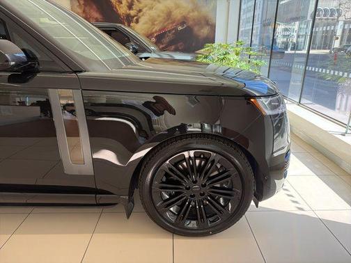 2026 Land Rover Range Rover P615 SV