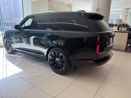 2026 Land Rover Range Rover P615 SV