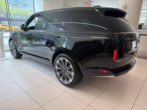Santorini Black Metallic 2026 Land Rover Range Rover P400 SE 7 Seat