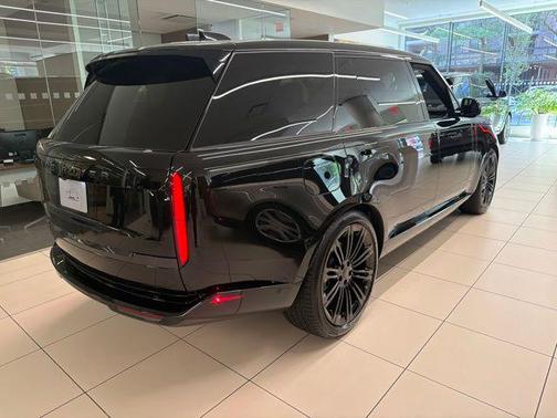 Santorini Black Metallic 2026 Land Rover Range Rover P400 SE 7 Seat