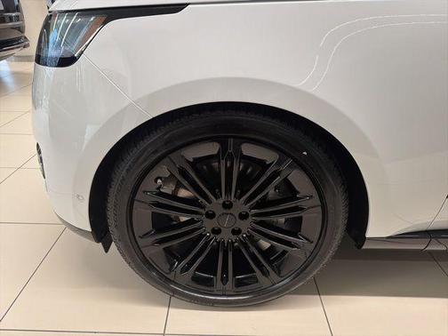 Fuji White 2026 Land Rover Range Rover P530 SE