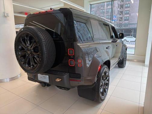 2026 Land Rover Defender 110 V8