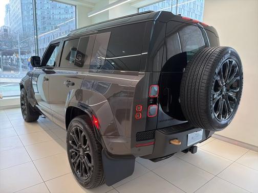 Charente Grey Prem Met 2026 Land Rover Defender OCTA