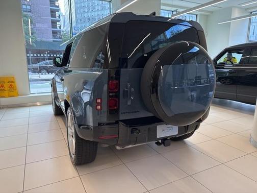 2025 Land Rover Defender 90 P400 X-Dynamic SE