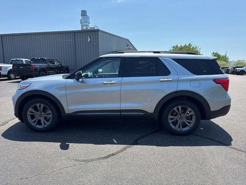 Iconic Silver Metallic 2022 Ford Explorer XLT