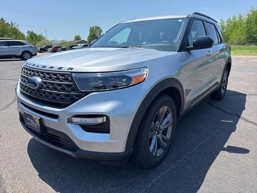 Iconic Silver Metallic 2022 Ford Explorer XLT