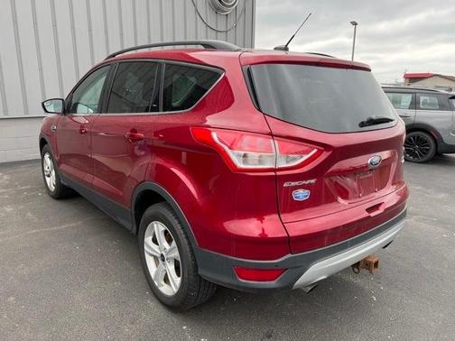 Photo 4 of 6 of 2016 Ford Escape SE