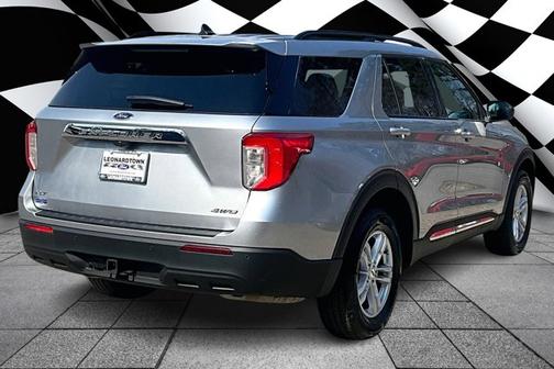 ICONIC SILVER METALLIC 2022 Ford Explorer XLT