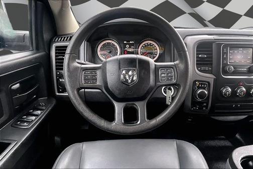 Brilliant Black Crystal Pearlcoat 2018 RAM 1500 ST