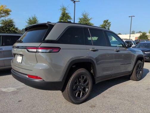 Sting-Gray Clear Coat 2027 Jeep Grand Cherokee Altitude
