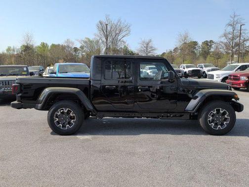 Black Clearcoat 2026 Jeep Gladiator Sahara 4x4