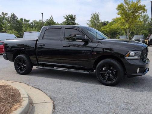 Brilliant Black Crystal Pearlcoat 2018 RAM 1500 Sport