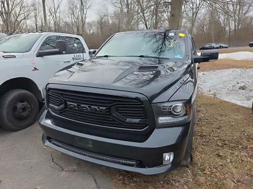 Brilliant Black Crystal Pearlcoat 2018 RAM 1500 Sport