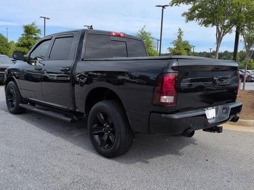 Brilliant Black Crystal Pearlcoat 2018 RAM 1500 Sport